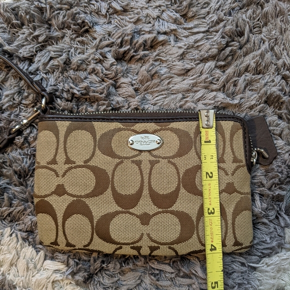 Coach Large Brown Corner Zip Wristlet Signature Canvas With Coach Keychain - Picture 9 of 9